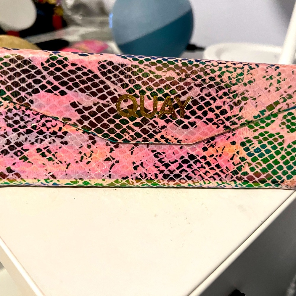 Quay sunglasses box